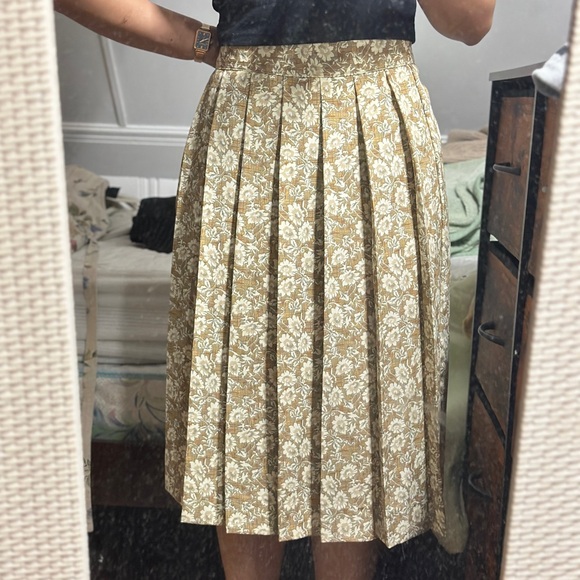 Elegant Gold Floral Pleated Skirt - Picture 1 of 4